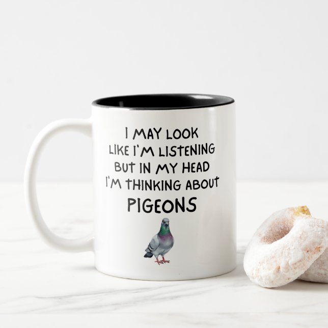 Caneca In My Head I'm Thinking About Pigeons Funny Pigeon (Com Donut)