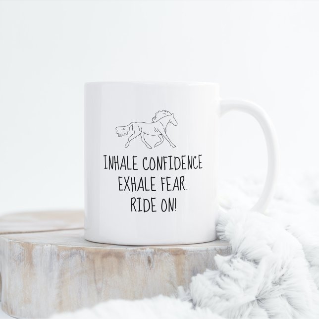 Caneca Inalar O Medo Da Confiança. Ande! (Inhale confidence Exhale fear. Ride On! Minimalist Horse design trotting)