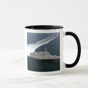 Caneca Independência do navio de combate no Golfo do