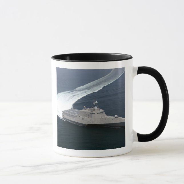 Caneca Independência do navio de combate no Golfo do Méxi (Direita)