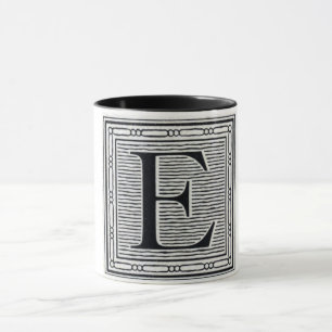 Caneca Inicial de Woodblock do Woodcut da letra de bloco