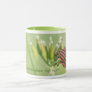 Caneca Inseto Vermelho - Mais Uma Garrafa Não Dói