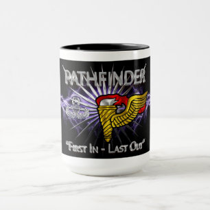 Caneca Insígnia de Pathfinder - “Primeiro a Entrar, Últim