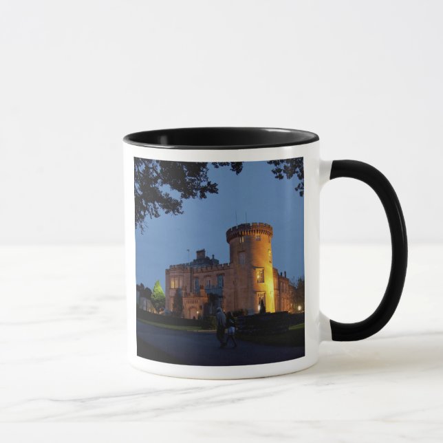 Caneca Irlanda, o Castelo de Dromoland iluminado ao entar (Direita)