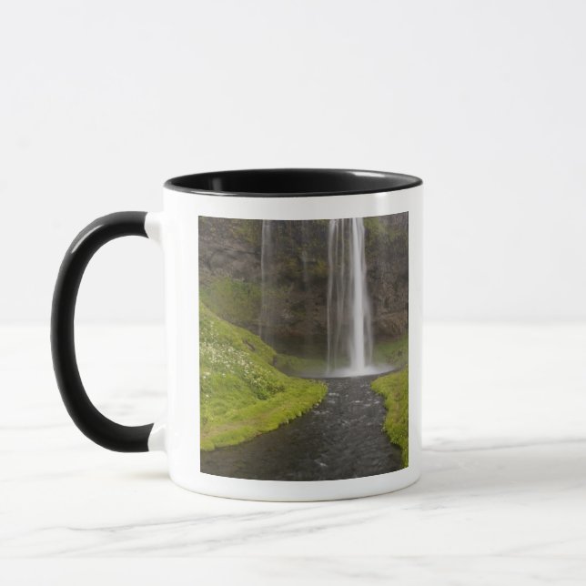 Caneca Islândia. Pessoas atrás de Seljalandsfoss (Esquerda)