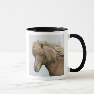 Caneca Islândia. Retrato de um cavalo islandês.