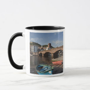 Caneca Itália, Sardenha, Bosa. Vista de cidade ao longo 