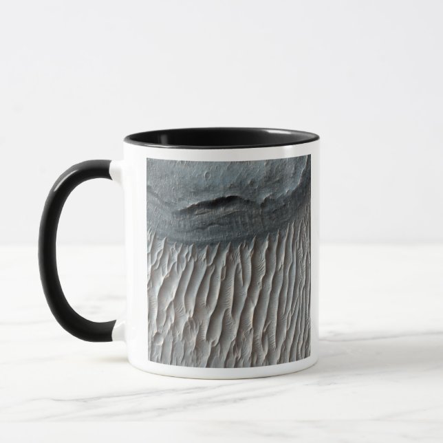 Caneca Ius Chasma, um grande desfiladeiro em Marte (Esquerda)