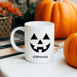 CANECA JACK O LANTERN PUMPKIN ROSTA NOME PERSONALIZADO<br><div class="desc">Comemore o Dia das Bruxas em estilo com nosso exclusivo rosto de abóbora COFFEE MUG, um acessório versátil que pode ser personalizado para corresponder ao seu estilo exclusivo. Adicione SEU NOME OU UMA MENSAGEM PERSONALIZADA para torná-lo verdadeiramente seu. Este MUG apresenta um design de abóbora caprichosa que combina sem problemas...</div>
