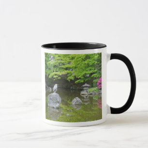 Caneca Japão, Quioto. Garça entre folhas verdes frescas