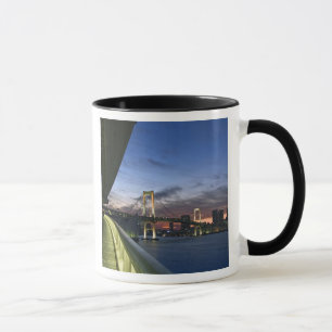 Caneca Japão. Tóquio. Ponte Arco-íris na Baía de Tóquio.