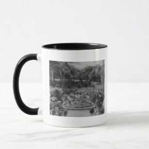 Caneca Jardim de uma casa de campo suburbana