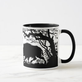 Caneca Javali que enraíza em uma floresta - silhueta