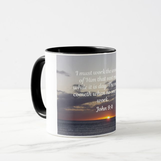 Caneca John 9:4 Tenho de trabalhar com ele que me enviou (Frente Esquerda)