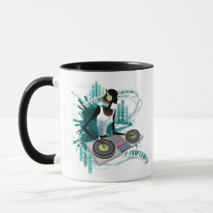 Caneca Jovem mulher DJ que usa a plataforma giratória no
