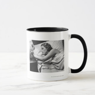 Caneca Jovem mulher que encontra-se na cama que desliga a