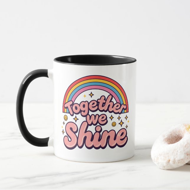 Caneca Juntos Brilhamos – Citação Retro Orgulho Arco-Íris (Com Donut)