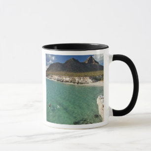 Caneca Kayaker do mar no Golfo da Califórnia em Isla