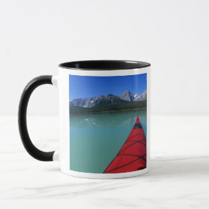Caneca Kayaking em WaterfowLake abaixo de Howse Peak