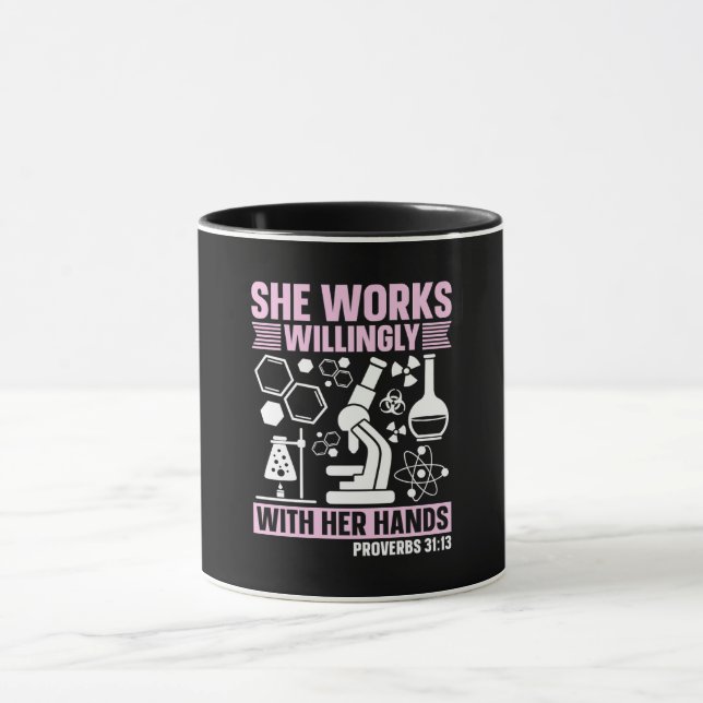 Caneca Lab Tech Ela Trabalha Com Vontade Em Técnicas Labo (Centro)
