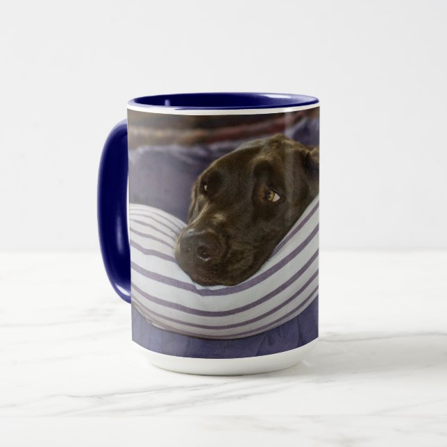 Caneca Labrador de Chocolate Bonito Retriever na Cama Rox (Frente Esquerda)