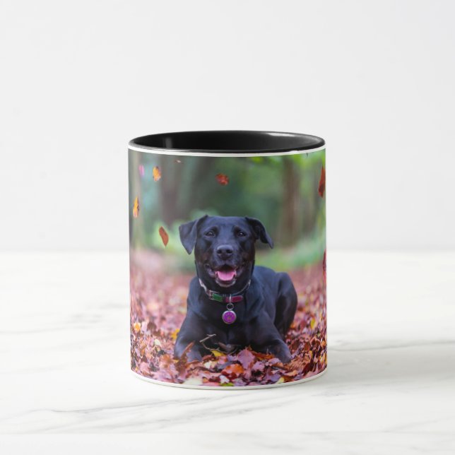 Caneca Labrador Negro Em Folhas De outono (Centro)