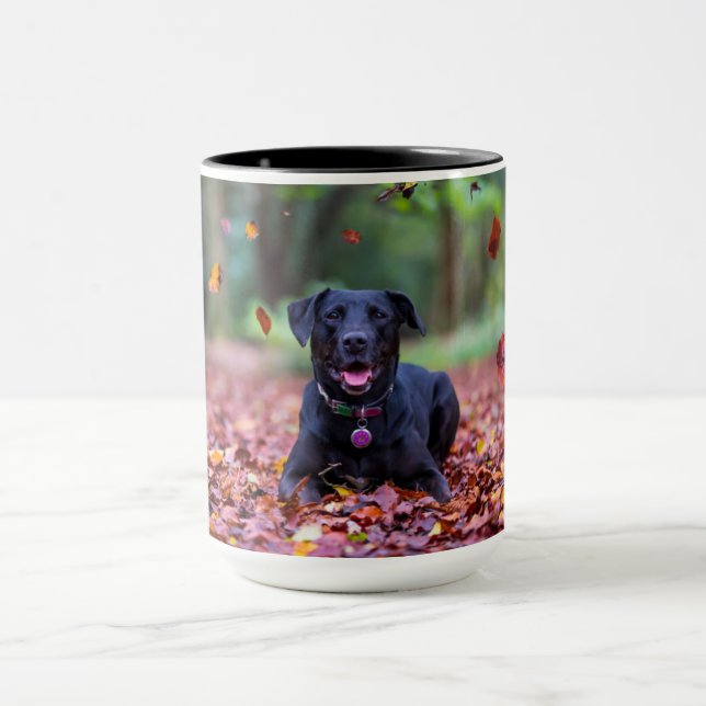 Caneca Labrador Negro Em Folhas De outono (Centro)