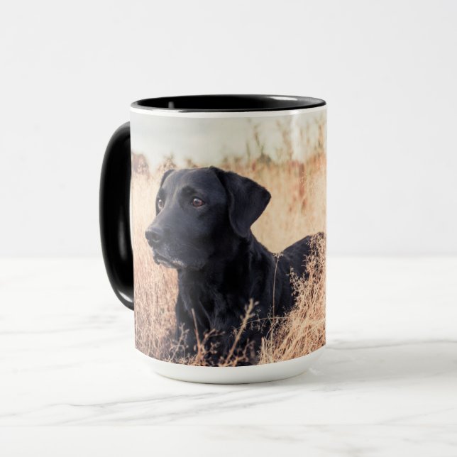 Caneca Labrador Preto De Grama Seca (Frente Esquerda)
