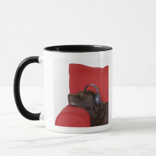 Caneca Labrador que veste os fones de ouvido que
