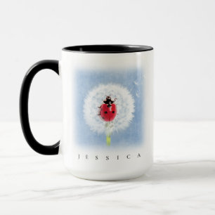Caneca Ladybug bonito na natureza Dandelion