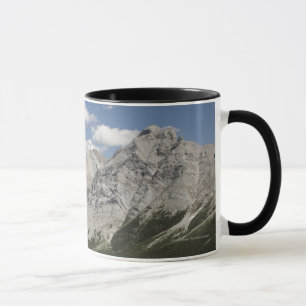 Caneca Lago mountain em um vale com céu azul