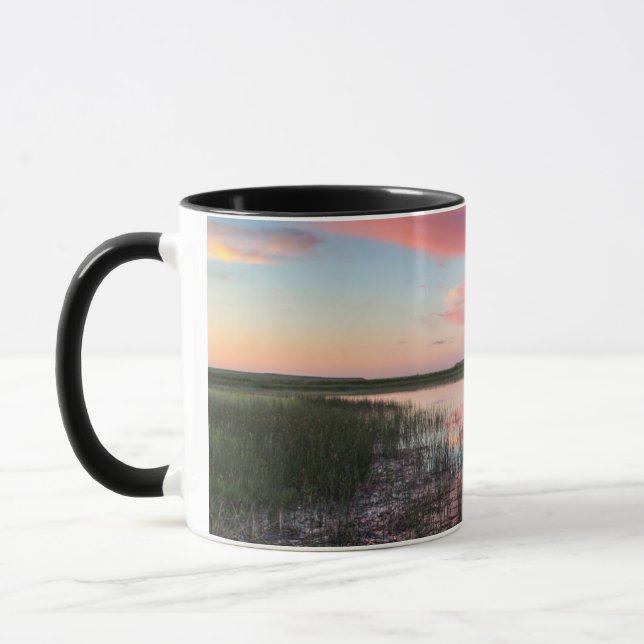 Caneca Lagoa da Pradaria Reflete Nuvens Brilhantes do Nas (Esquerda)