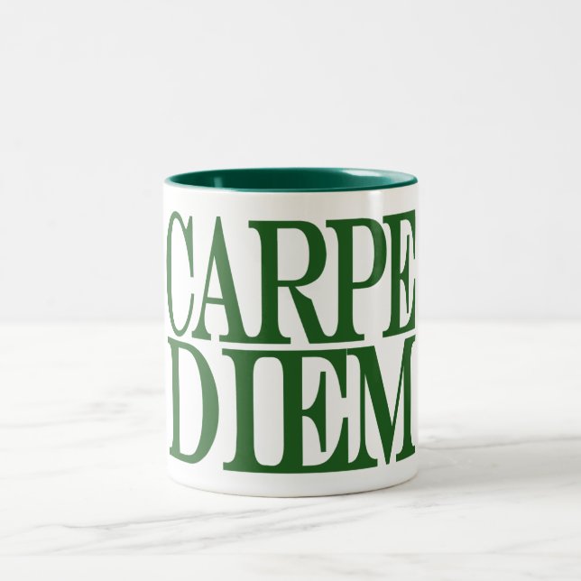 Caneca Latin das citações de Carpe Diem (Centro)
