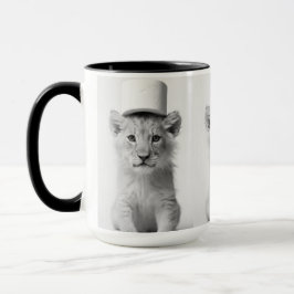 Caneca Leãozinho Engraçado Vestindo Chapéu de Papel Higiê
