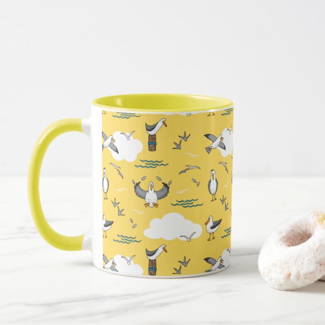 Caneca Legal bando de gaivotas, céu amarelo e nuvens (Com Donut)