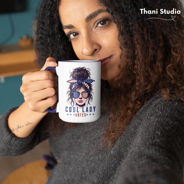 Caneca Legal Lady Votes Vintage Mensagem Cabelo Eleição (Criador carregado)