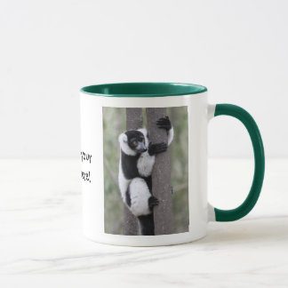 Caneca Lemur preto e branco de Ruffed na árvore