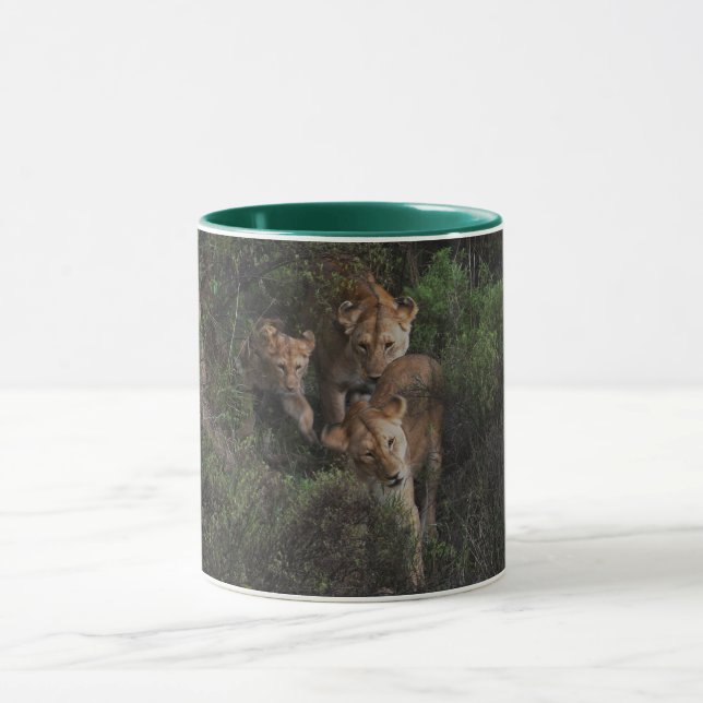 Caneca Leonas e um Filhote de Leão Atravessando os Arbust (Centro)