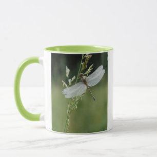 Caneca Libélula Darner coberta de orvalho