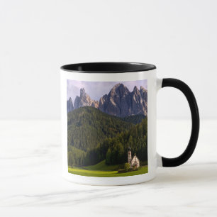 Caneca Linda igreja isolada de solitários chamada Rainui