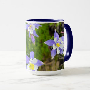 Caneca Lindas Flores de Columbine em azul, amarelo, viole