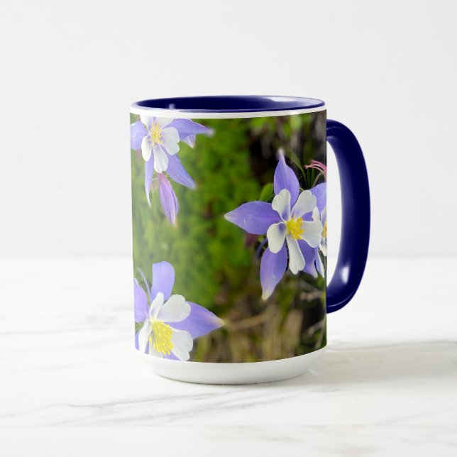 Caneca Lindas Flores de Columbine em azul, amarelo, viole (Frente Esquerda)