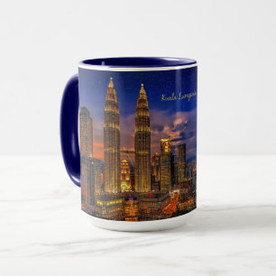 Caneca Linha do horizonte Kuala Lumpur à noite