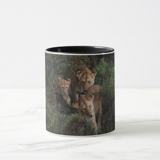 Caneca Lioness E Cub Passando Pela Escova Subterrânea, Mu (Centro)
