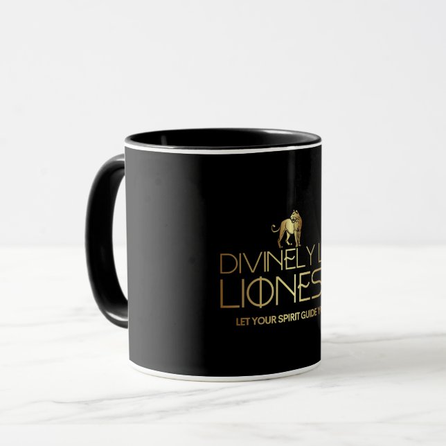Caneca Lioness Mug Divinamente Lit - Preto e Dourado (Frente Esquerda)