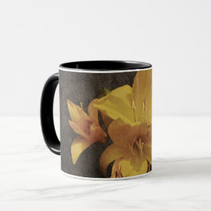 Caneca Lírio asiático amarelo em fundo de tela velha desg