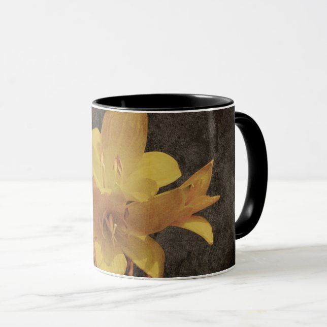 Caneca Lírio asiático amarelo em tela envelhecida e desga (Frente Esquerda)