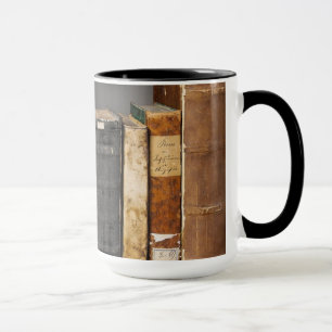 Caneca Livros Antigos na Prateleira de Café