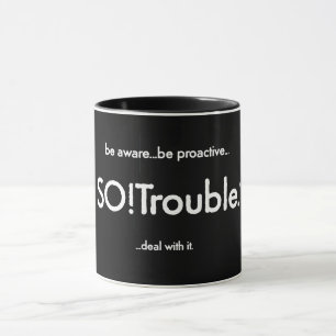 Caneca Logotipo e slogan da SO!Trouble em preto