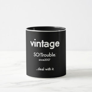 Caneca logotipo vintage SO!Trouble e linha de tag em pret